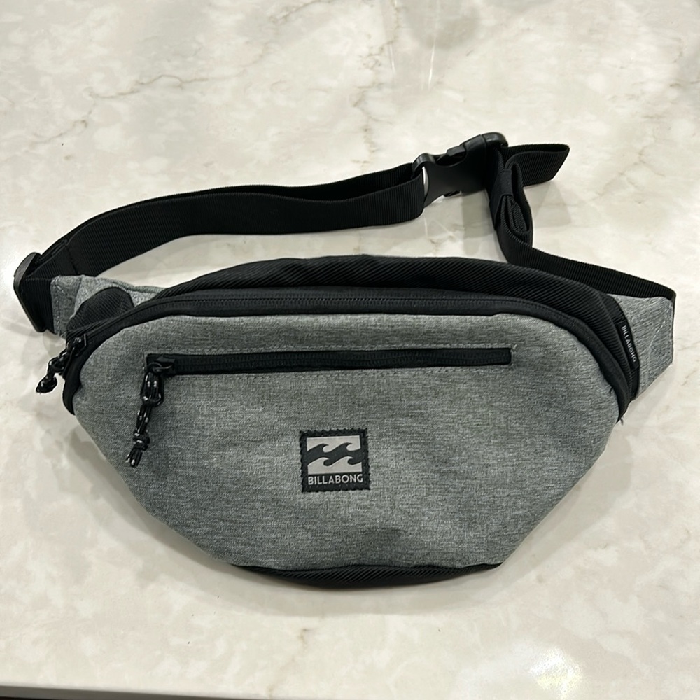 BNWOT - Billabong Cross Body. Adjustable strap. Card slots and cell-phone pocket